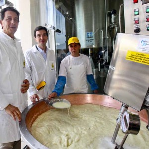 Il-ministro-Martina-alla-prima-produzione-di-Grana-Padano-Made-in-Expo-300x300.jpg