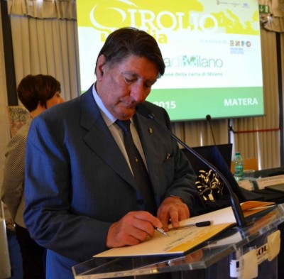 Il Presidente di ANCO Enrico Lupi firma la Carta di Milano durante la prima tappa del Girolio d'Italia 2015 a Matera (1).jpg