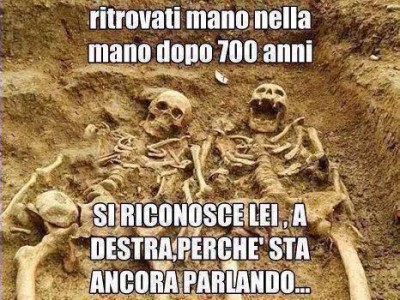 Coppia-ritrovata-mano-nella-mano-dopo-700-anni.jpg