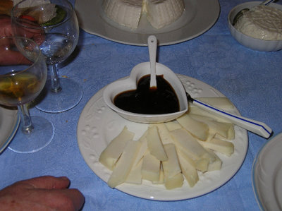 caciottina con marmellata di prugne.jpg