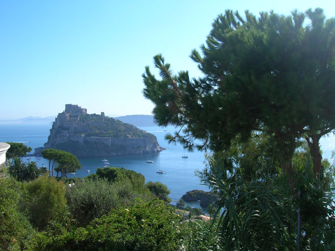 Castello Aragonese- visto dalla parte alta di Carta Romana.jpg