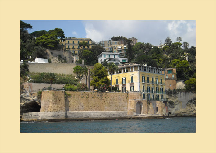 palazzo a mare delle suore a Posillipo.jpg