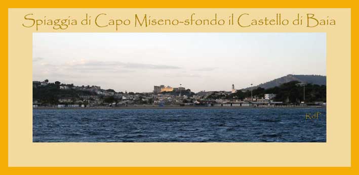 Spiaggia di Capo Miseno sfondo il castello di Baia.jpg