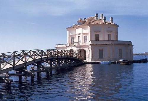 casina vanvitelliana nel lago del fusaro.jpg