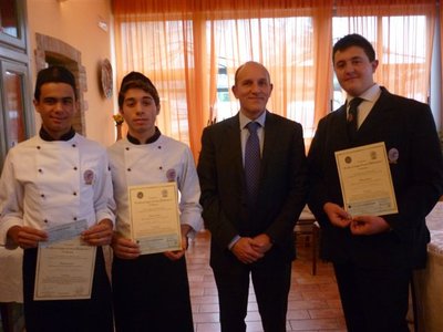 IL PRESIDENTE DEL CABM CESARE MAZZETTI E I TRE VINCITORI.JPG