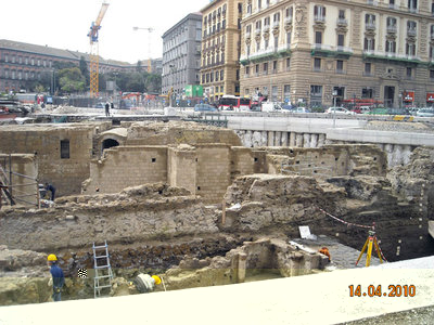 piazza municipio mura antiche.jpg