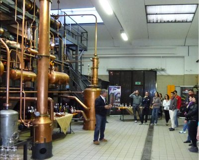 Tanti visitatori in distilleria per visite guidate e degustazioni nonostante la pioggia.JPG