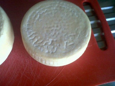 Micro fessure sul piatto della forma piccola dalle quali si intravede schiacciando leggermente la cremosità della pasta interna. / T20.JPG T20.JPG